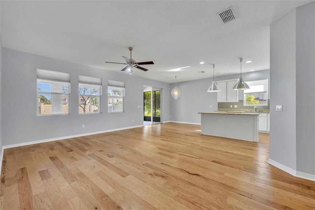 合同活跃: $525,000 (4 贝兹, 2 浴室, 1843 平方英尺)