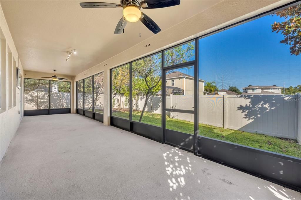 合同活跃: $525,000 (4 贝兹, 2 浴室, 1843 平方英尺)