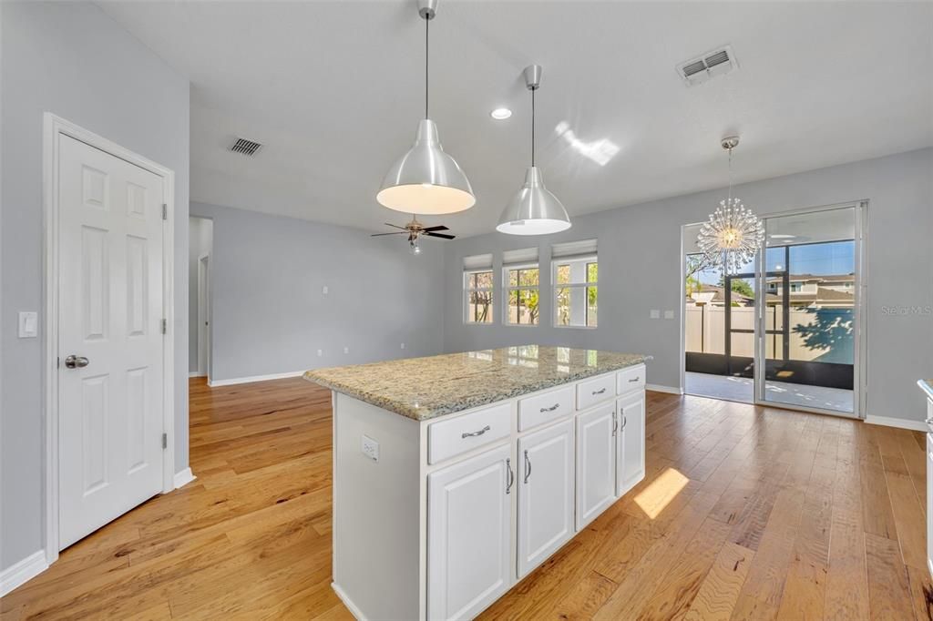 合同活跃: $525,000 (4 贝兹, 2 浴室, 1843 平方英尺)