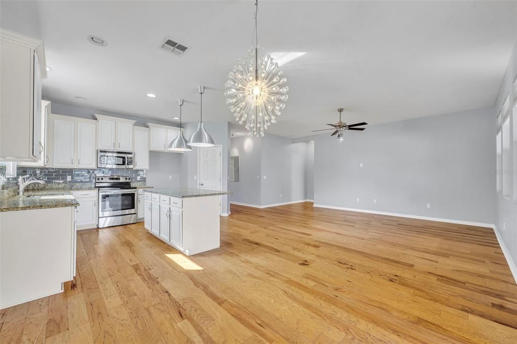 合同活跃: $525,000 (4 贝兹, 2 浴室, 1843 平方英尺)