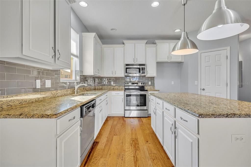 合同活跃: $525,000 (4 贝兹, 2 浴室, 1843 平方英尺)