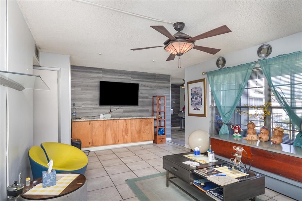 For Sale: $170,000 (2 beds, 2 baths, 970 Square Feet)