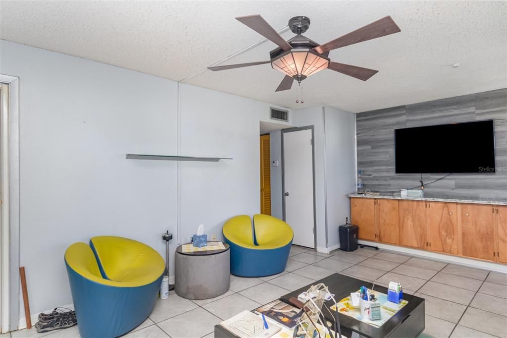 For Sale: $170,000 (2 beds, 2 baths, 970 Square Feet)