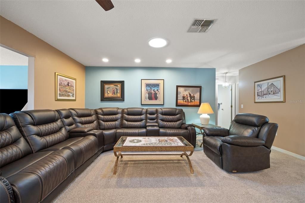 Под контрактом: $239,000 (2 спален, 2 ванн, 1674 Квадратных фут)