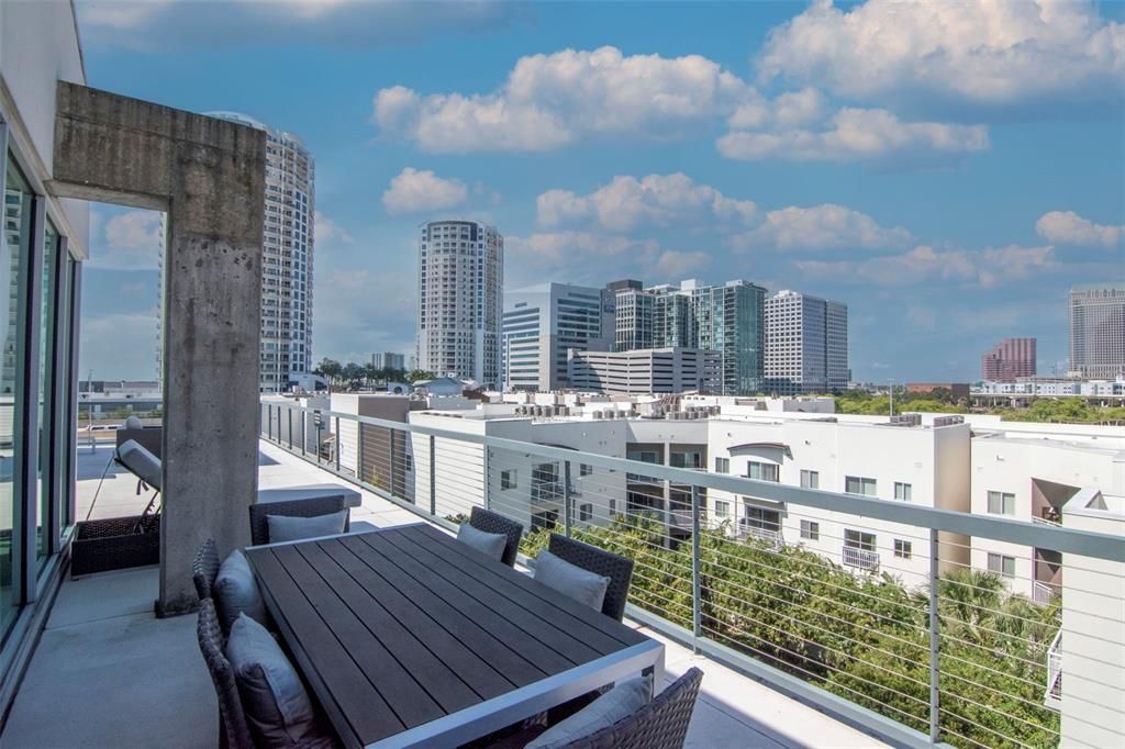 Active With Contract: $350,000 (1 beds, 1 baths, 1107 Square Feet)