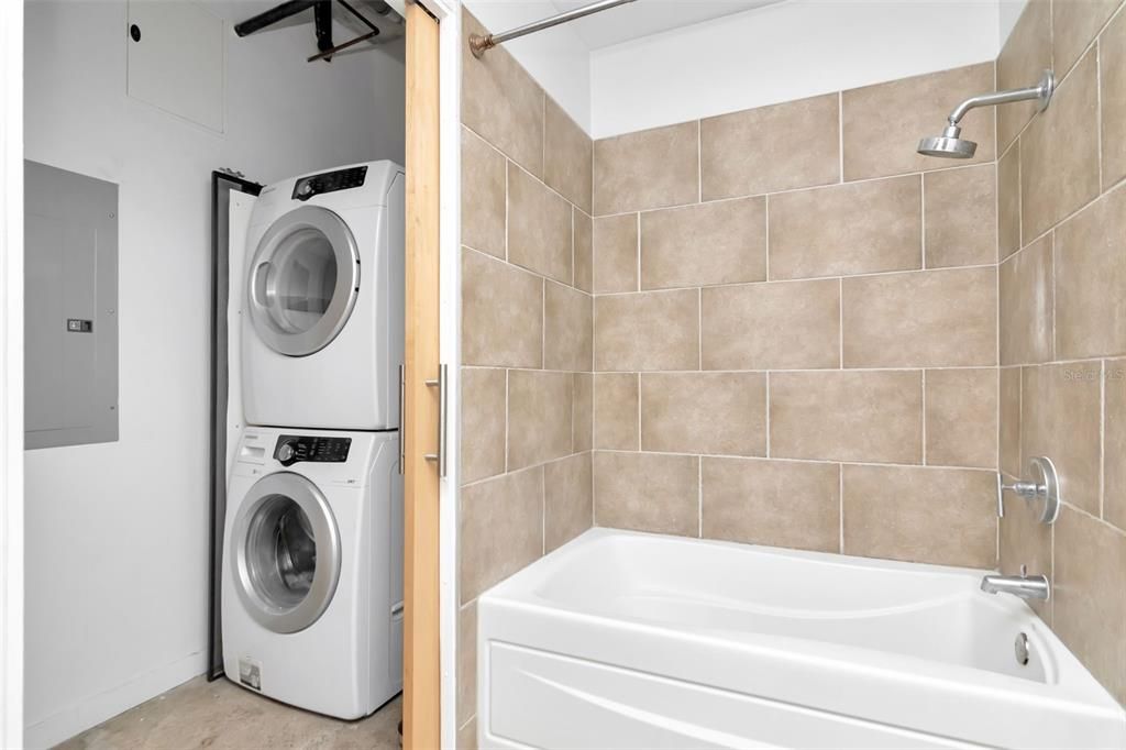 Active With Contract: $350,000 (1 beds, 1 baths, 1107 Square Feet)