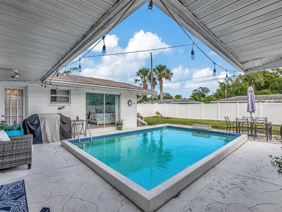 Active With Contract: $435,000 (3 beds, 2 baths, 1484 Square Feet)