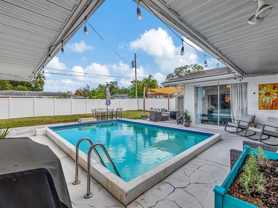 Active With Contract: $435,000 (3 beds, 2 baths, 1484 Square Feet)