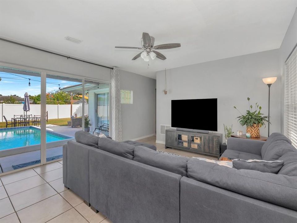 Active With Contract: $435,000 (3 beds, 2 baths, 1484 Square Feet)