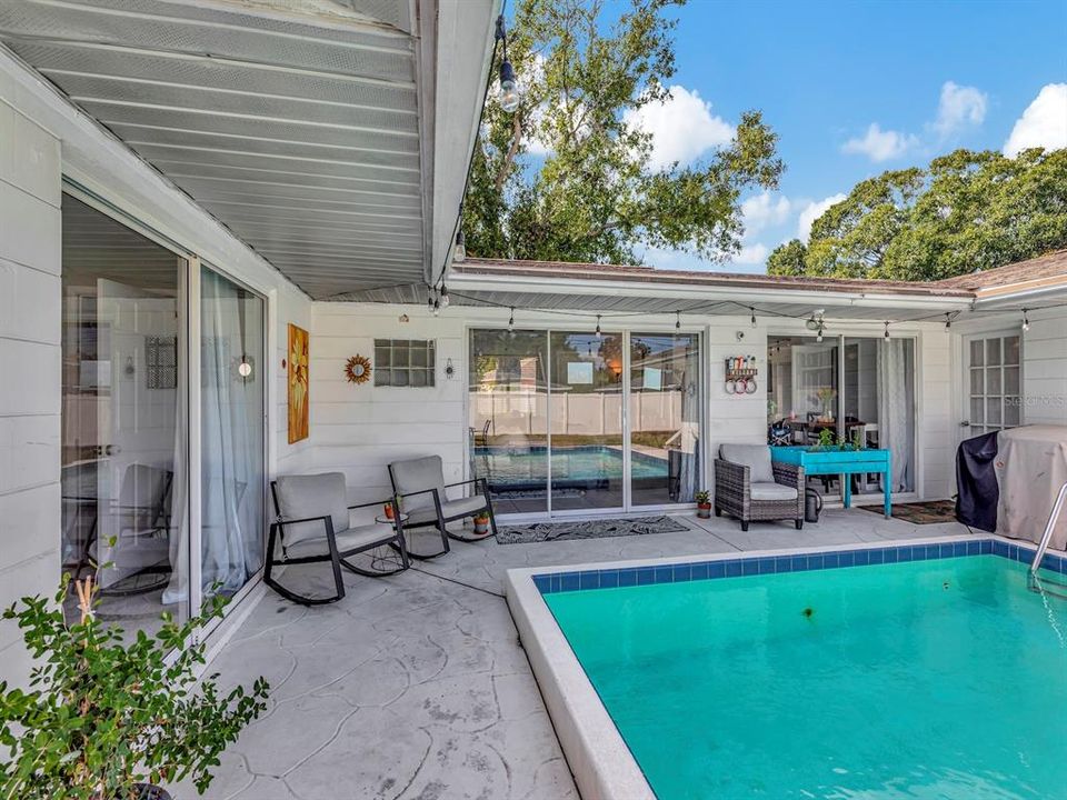 Active With Contract: $435,000 (3 beds, 2 baths, 1484 Square Feet)