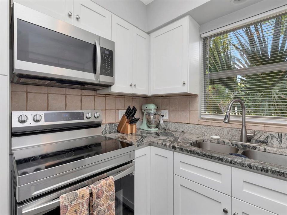 Active With Contract: $435,000 (3 beds, 2 baths, 1484 Square Feet)