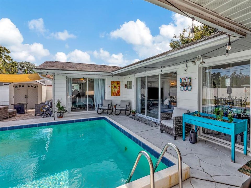 Active With Contract: $435,000 (3 beds, 2 baths, 1484 Square Feet)