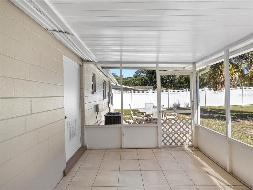 Active With Contract: $215,000 (3 beds, 1 baths, 1044 Square Feet)