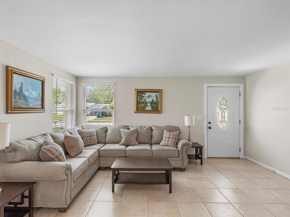 Active With Contract: $215,000 (3 beds, 1 baths, 1044 Square Feet)