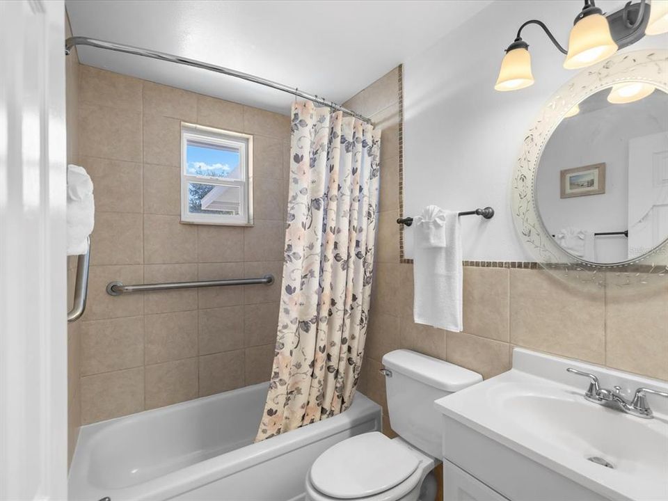 Active With Contract: $215,000 (3 beds, 1 baths, 1044 Square Feet)