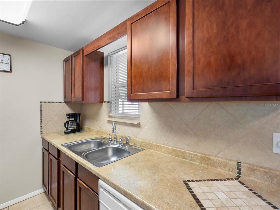 Active With Contract: $215,000 (3 beds, 1 baths, 1044 Square Feet)