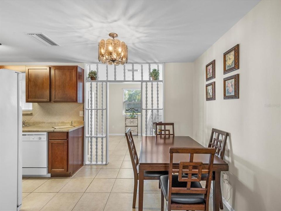 Active With Contract: $215,000 (3 beds, 1 baths, 1044 Square Feet)