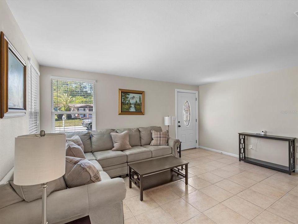 Active With Contract: $215,000 (3 beds, 1 baths, 1044 Square Feet)