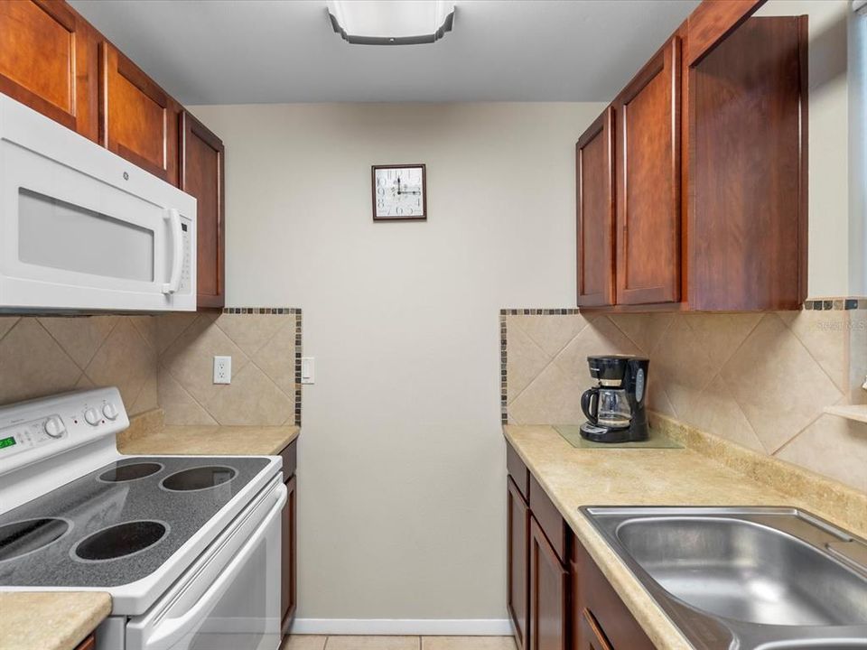 Active With Contract: $215,000 (3 beds, 1 baths, 1044 Square Feet)