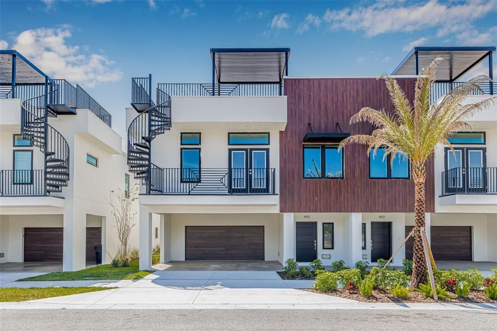 For Sale: $829,000 (4 beds, 3 baths, 1976 Square Feet)