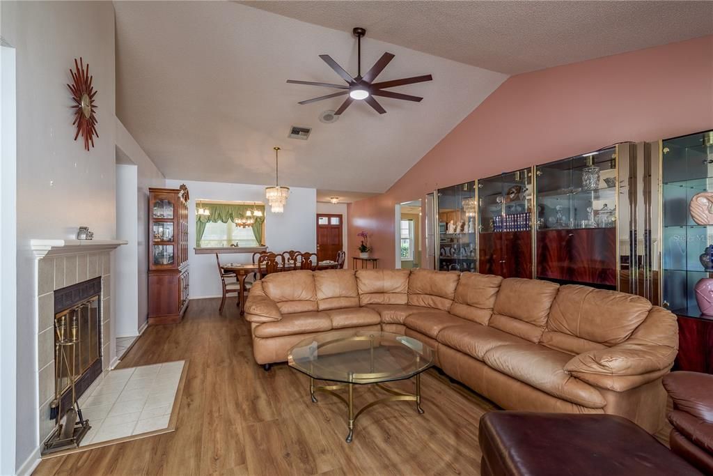 En Venta: $450,000 (3 camas, 2 baños, 1390 Pies cuadrados)