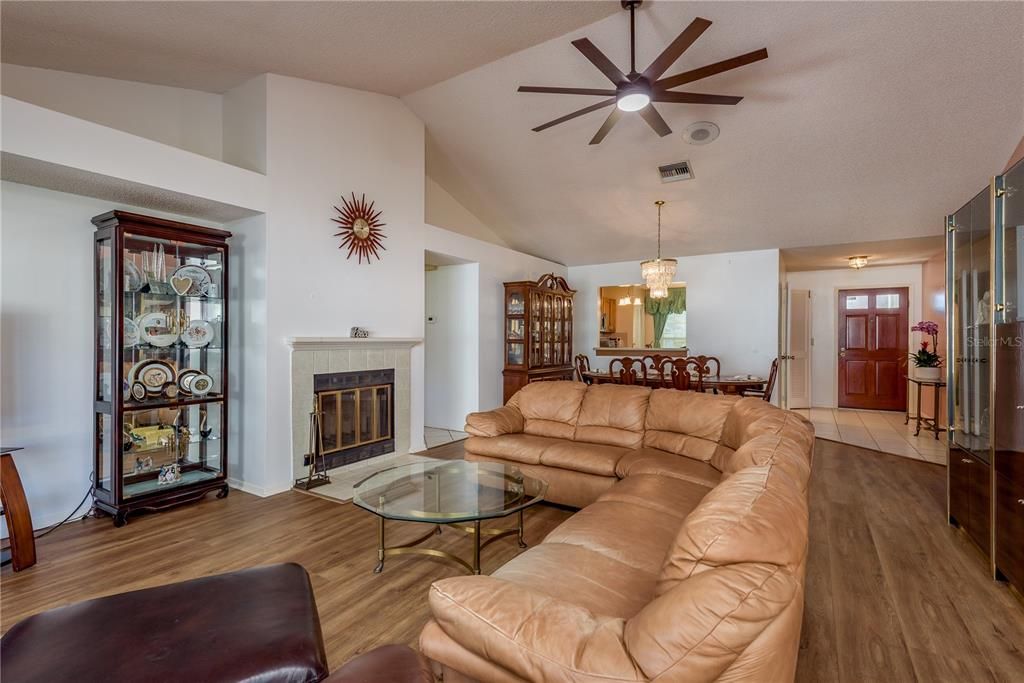 En Venta: $450,000 (3 camas, 2 baños, 1390 Pies cuadrados)