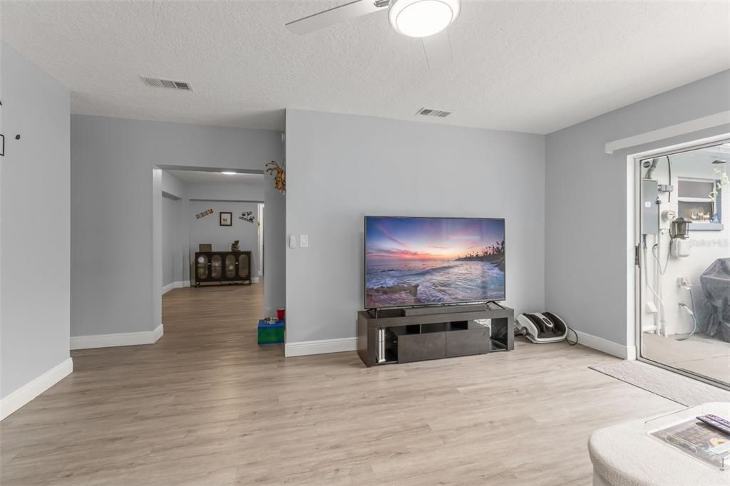 For Sale: $355,000 (4 beds, 3 baths, 1760 Square Feet)