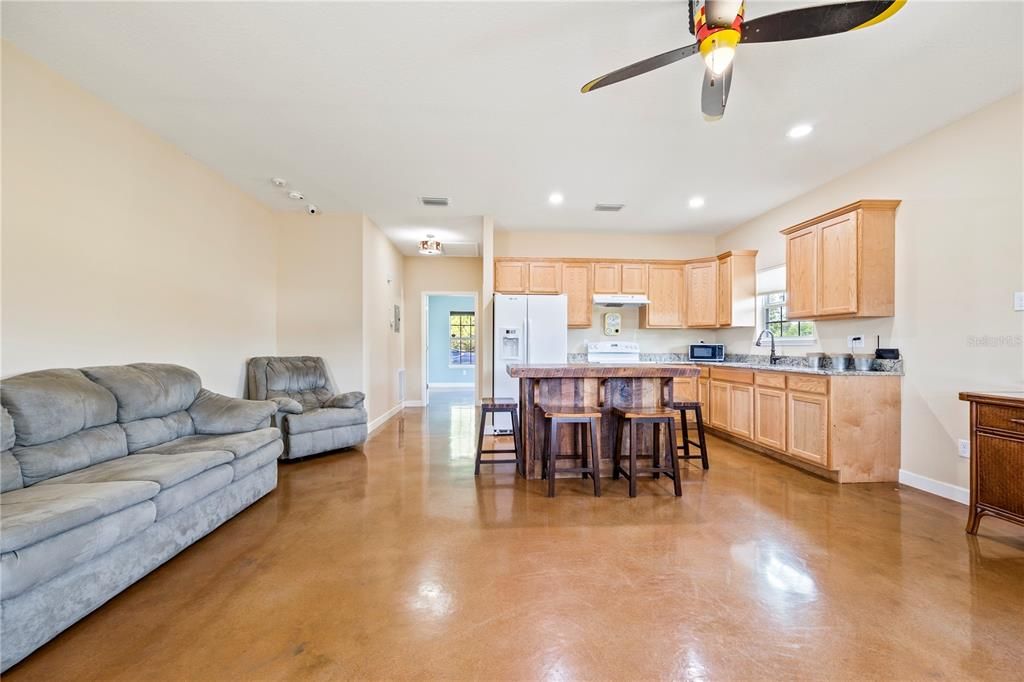 待售: $439,900 (1 贝兹, 1 浴室, 1744 平方英尺)