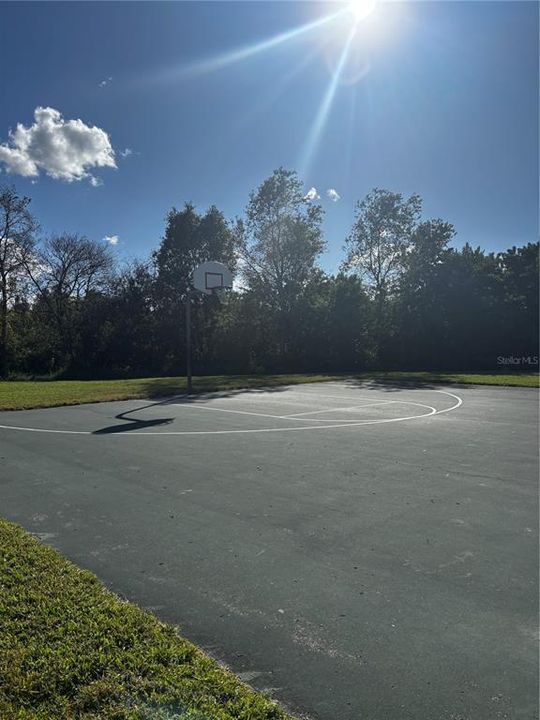 For Rent: $2,499 (5 beds, 2 baths, 1570 Square Feet)