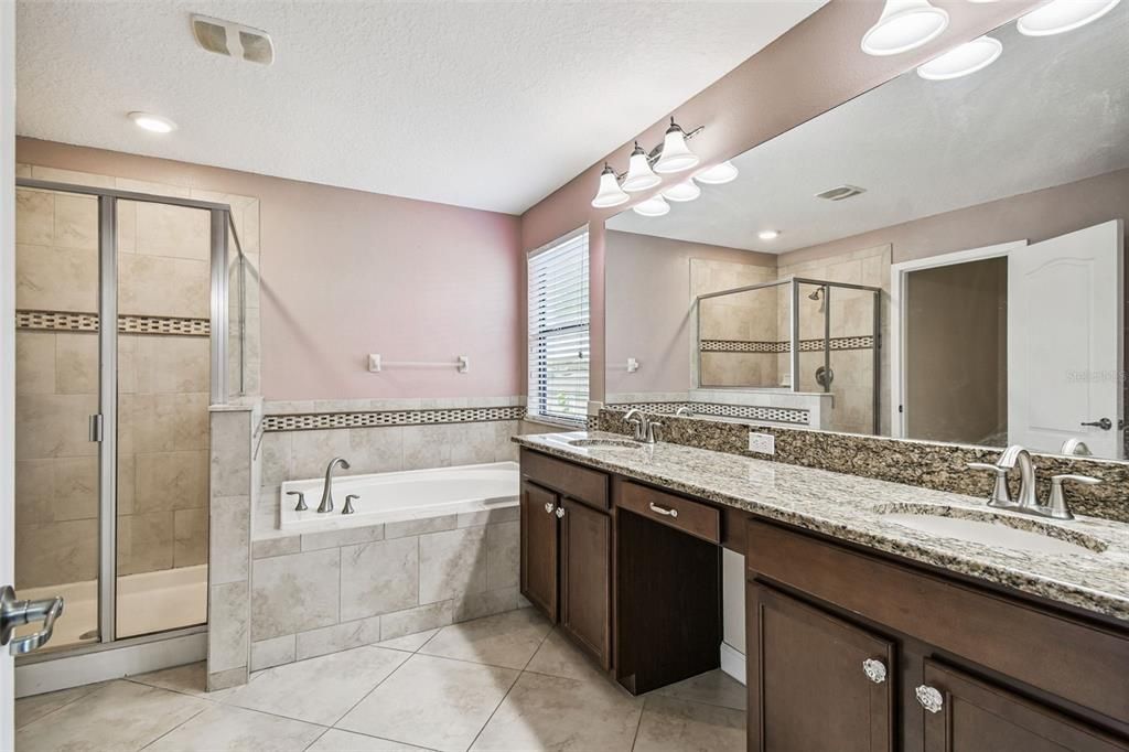 For Sale: $600,000 (6 beds, 4 baths, 3231 Square Feet)