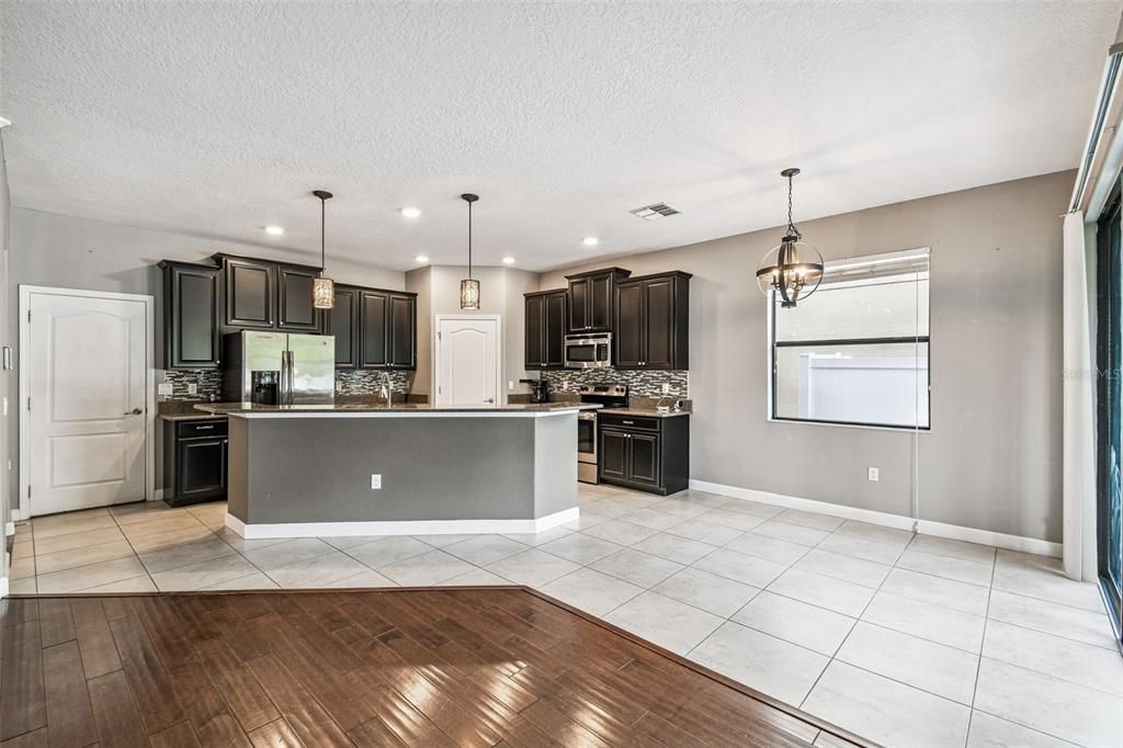 For Sale: $600,000 (6 beds, 4 baths, 3231 Square Feet)