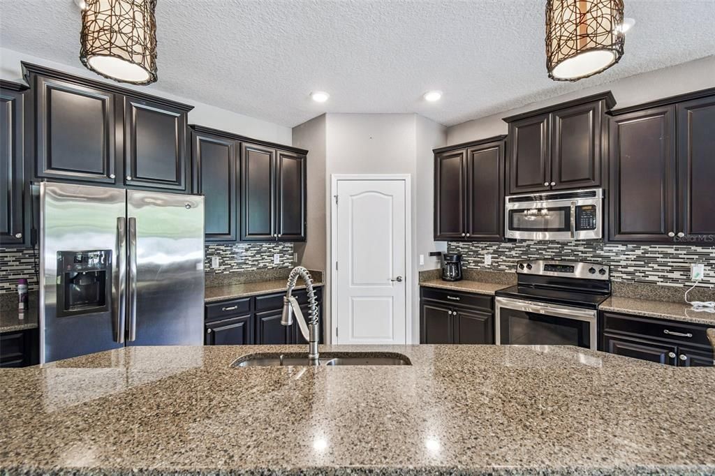 For Sale: $600,000 (6 beds, 4 baths, 3231 Square Feet)