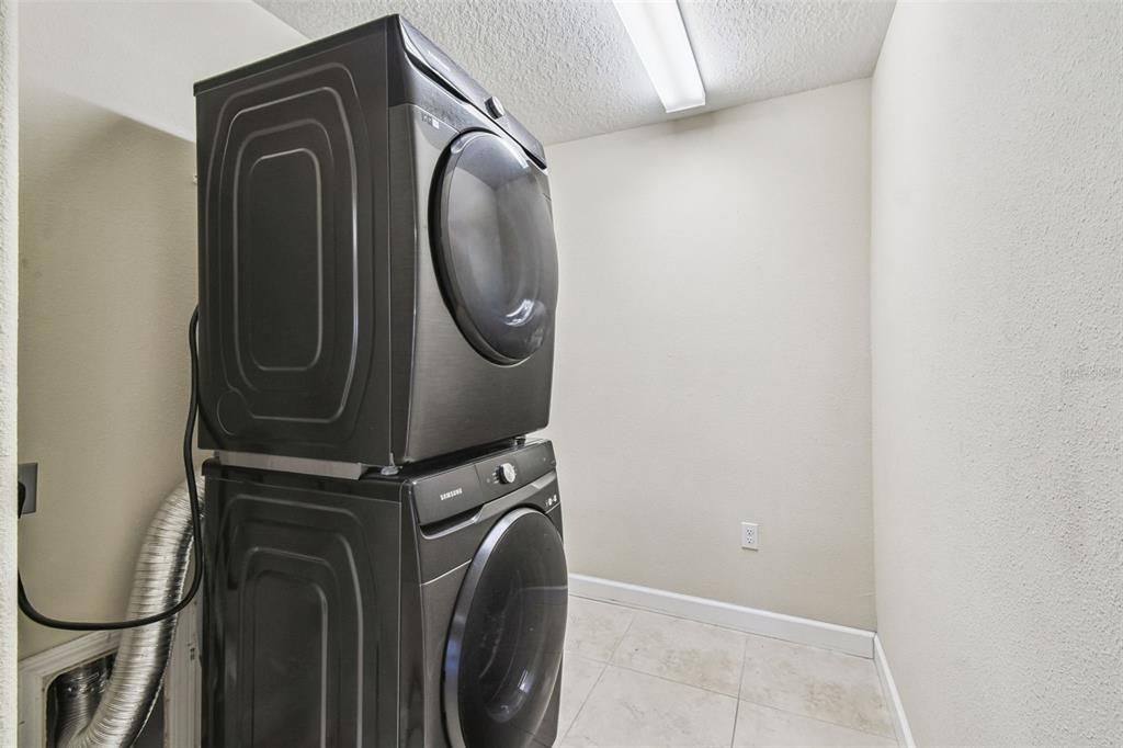 For Sale: $600,000 (6 beds, 4 baths, 3231 Square Feet)