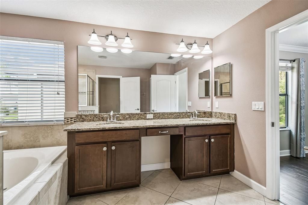 For Sale: $600,000 (6 beds, 4 baths, 3231 Square Feet)