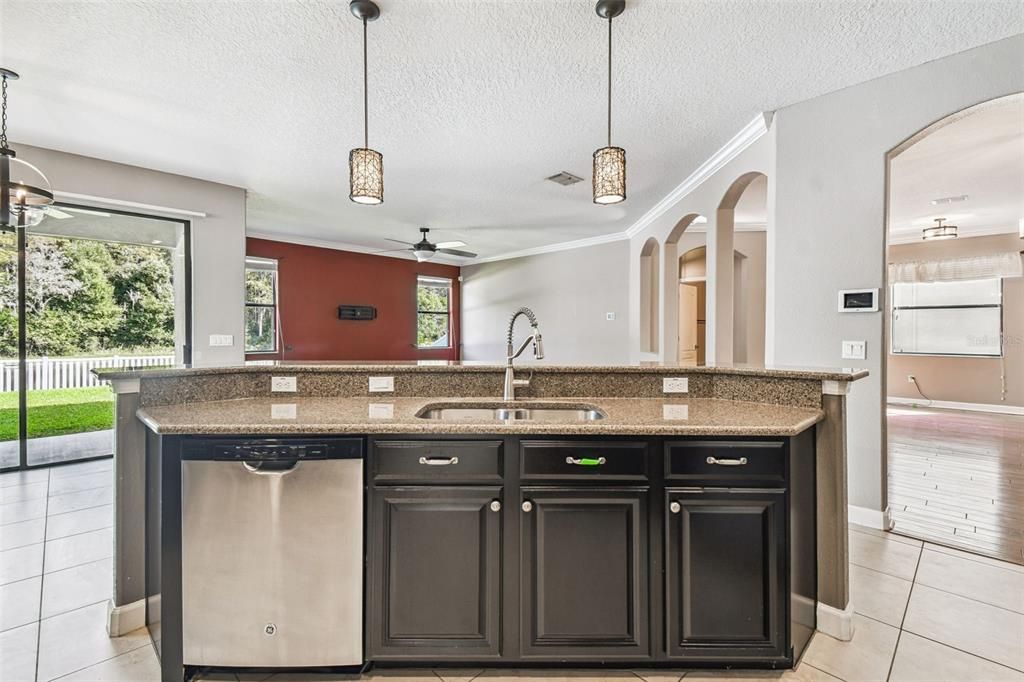 For Sale: $600,000 (6 beds, 4 baths, 3231 Square Feet)