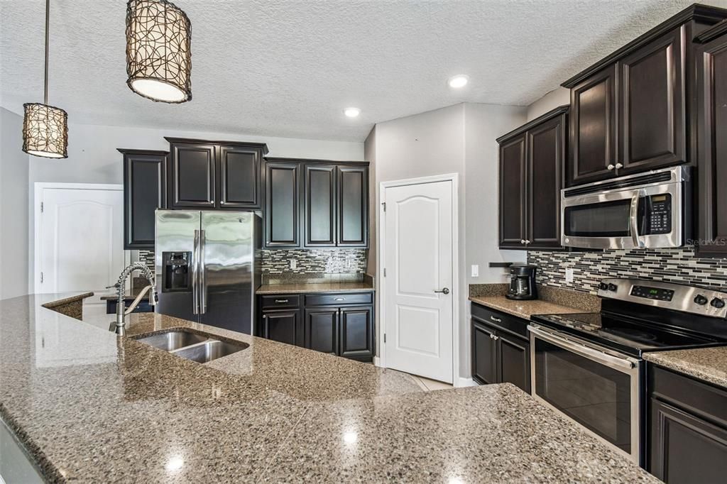 For Sale: $600,000 (6 beds, 4 baths, 3231 Square Feet)