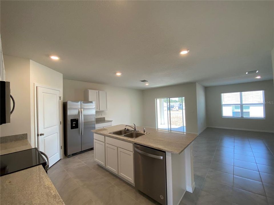 For Rent: $1,900 (4 beds, 2 baths, 1830 Square Feet)