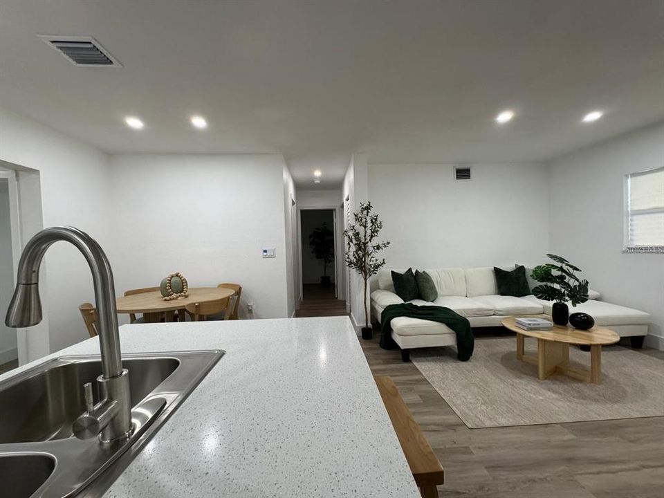 出租: $2,250 (4 贝兹, 2 浴室, 1410 平方英尺)