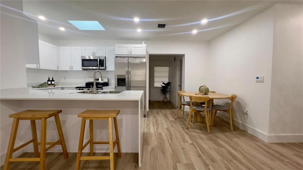 出租: $2,250 (4 贝兹, 2 浴室, 1410 平方英尺)