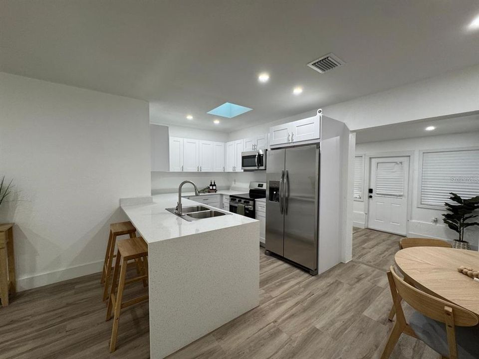 出租: $2,250 (4 贝兹, 2 浴室, 1410 平方英尺)