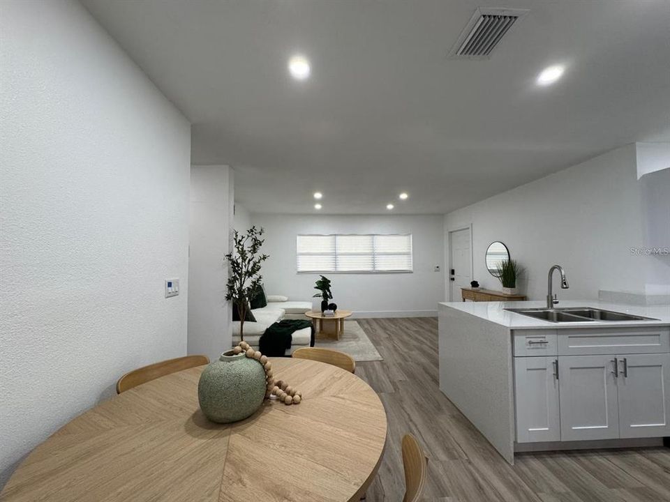 出租: $2,250 (4 贝兹, 2 浴室, 1410 平方英尺)