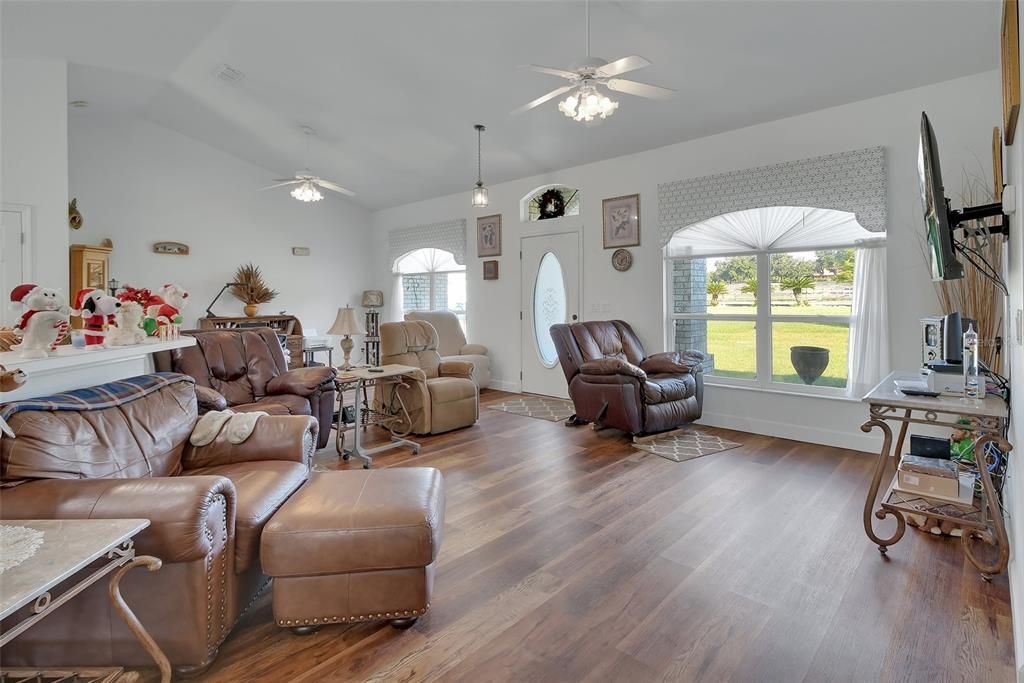 For Sale: $619,900 (2 beds, 2 baths, 1881 Square Feet)