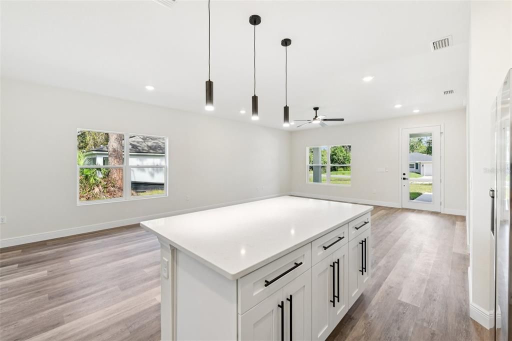 Active With Contract: $334,900 (3 beds, 2 baths, 1540 Square Feet)