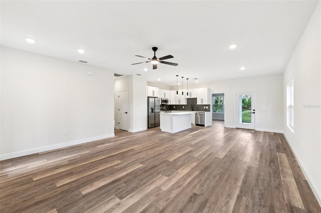 Active With Contract: $334,900 (3 beds, 2 baths, 1540 Square Feet)