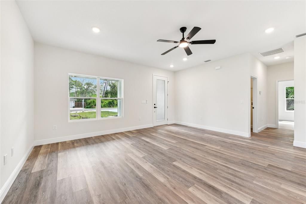 Active With Contract: $334,900 (3 beds, 2 baths, 1540 Square Feet)