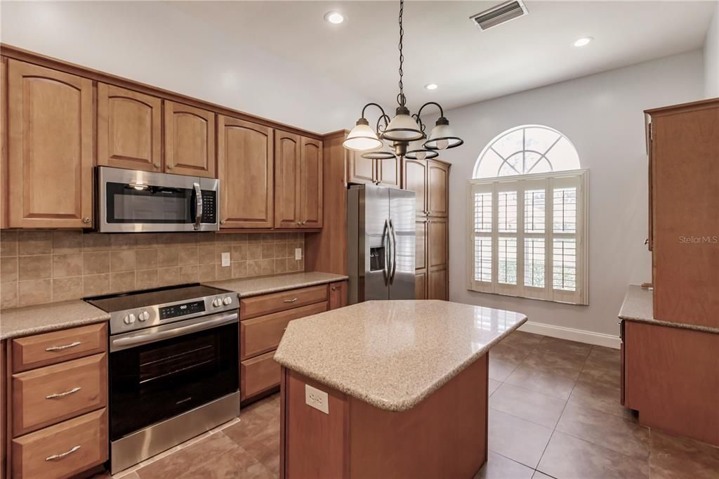 Activo con contrato: $319,900 (4 camas, 3 baños, 1850 Pies cuadrados)