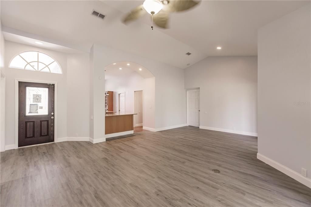 Activo con contrato: $319,900 (4 camas, 3 baños, 1850 Pies cuadrados)