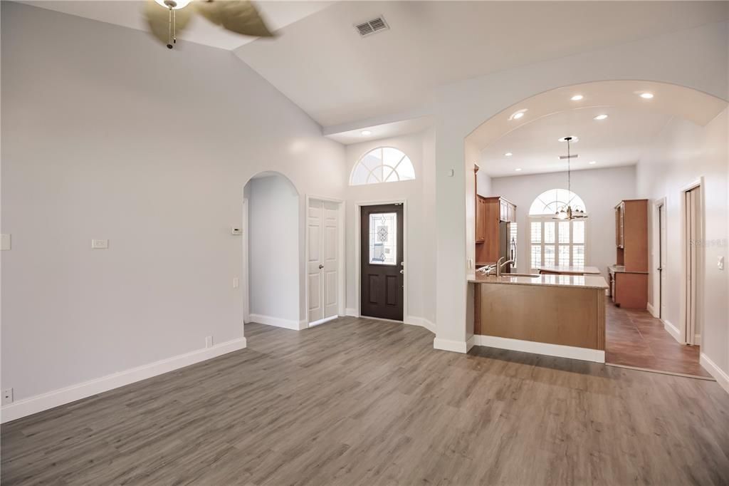 Activo con contrato: $319,900 (4 camas, 3 baños, 1850 Pies cuadrados)