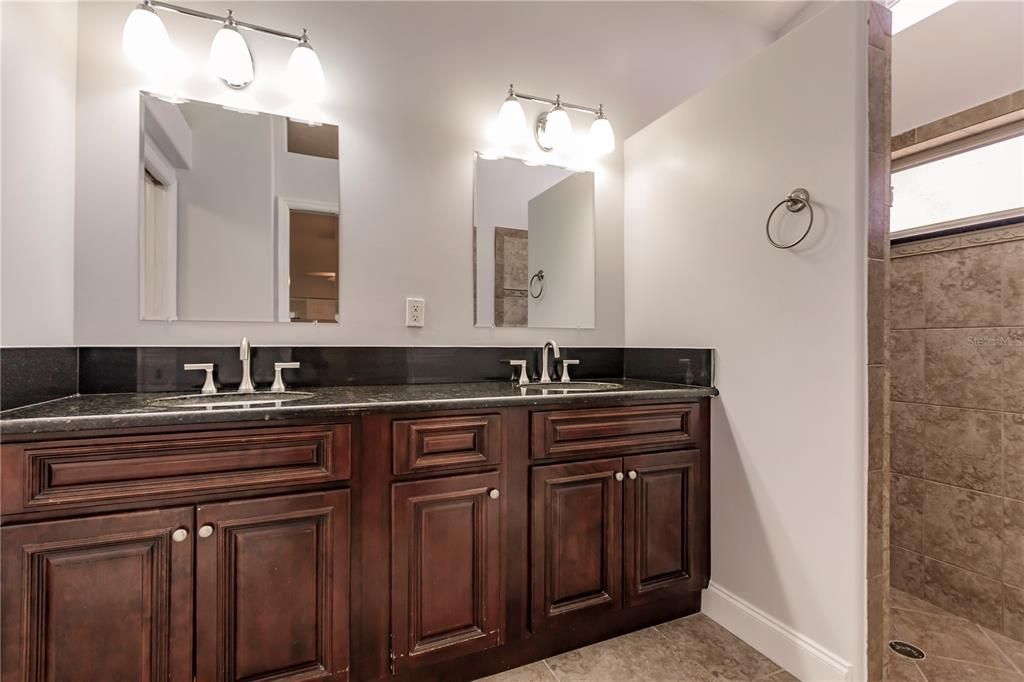 Activo con contrato: $319,900 (4 camas, 3 baños, 1850 Pies cuadrados)