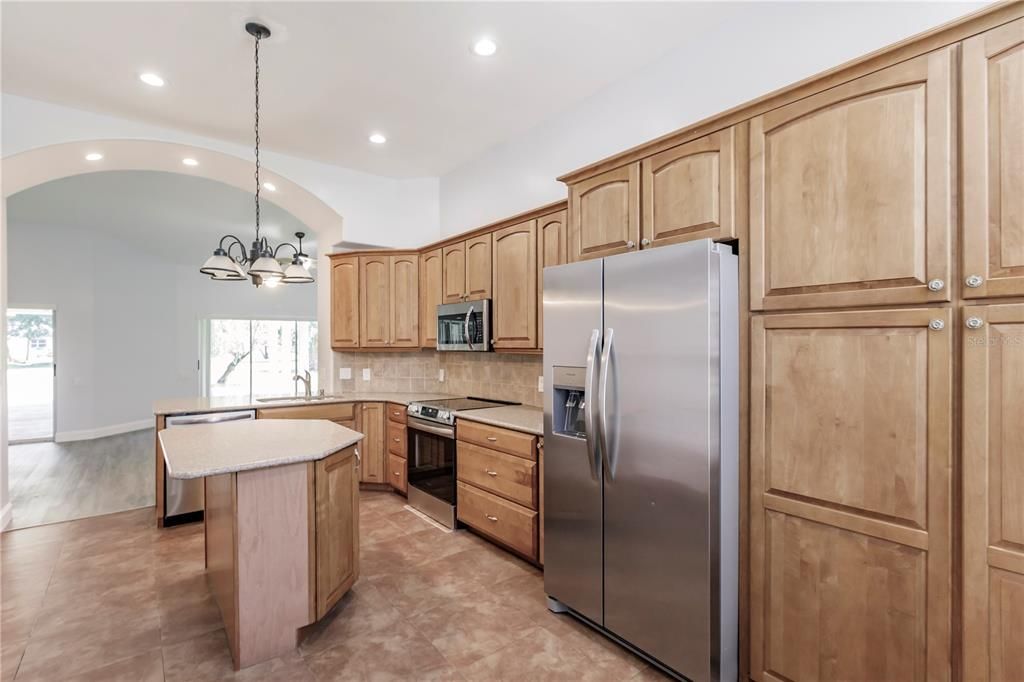 Activo con contrato: $319,900 (4 camas, 3 baños, 1850 Pies cuadrados)